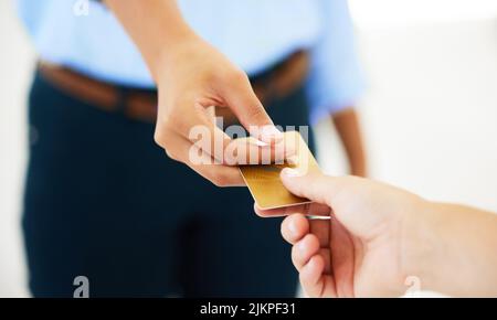 Je dois simplement avoir cet article. Deux personnes échangeant des cartes bancaires pour compléter un achat. Banque D'Images