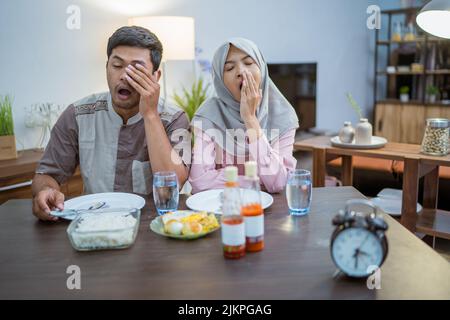 couple musulman prenant le petit déjeuner ou le sahur le matin Banque D'Images