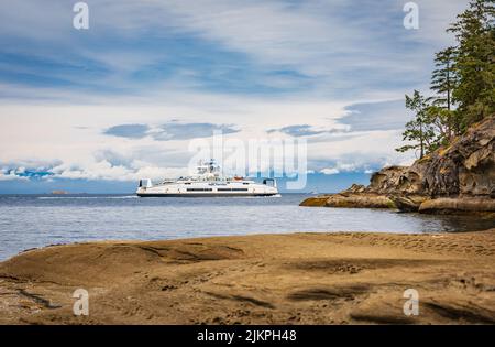 BC Ferries compagnie navire de passagers Island Gwawis Victoria à la mer. BC Ferries bateau sur le magnifique océan Pacifique et les montagnes arrière-plan. Déplacement Banque D'Images