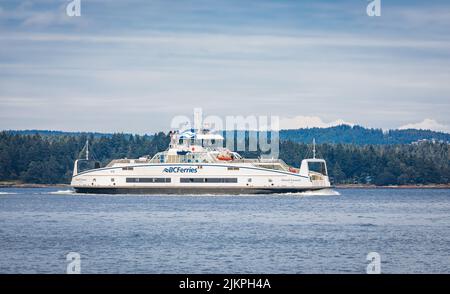 BC Ferries compagnie navire de passagers Island Gwawis Victoria à la mer. BC Ferries bateau sur le magnifique océan Pacifique et les montagnes arrière-plan. Déplacement Banque D'Images