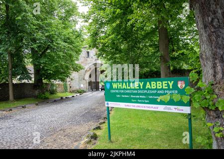 Entrée aux ruines de l'abbaye de Whalley et au parc par la passerelle, Whalley Village, Lancashire, Angleterre, Royaume-Uni été 2022 Banque D'Images