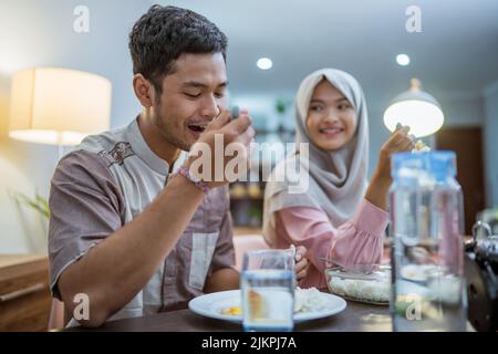 couple musulman prenant le petit déjeuner ou sahur tôt le matin Banque D'Images