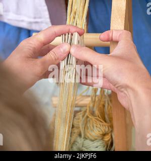 Une ancienne femme romaine fabrique des fils et des ragoûts à partir de laine d'époque. Reconstruction des événements de l'Empire romain Banque D'Images