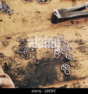 Fabrication d'armures médiévales et de courrier en chaîne pour protéger les soldats au combat. Reconstruction des événements du Moyen Age en Europe. Banque D'Images