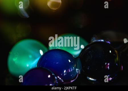 Perles d'eau vibrantes dans l'obscurité Banque D'Images