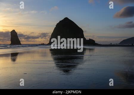 A scenic view of Haystack Rock in Cannon Beach at dawn, Oregon, United States Banque D'Images
