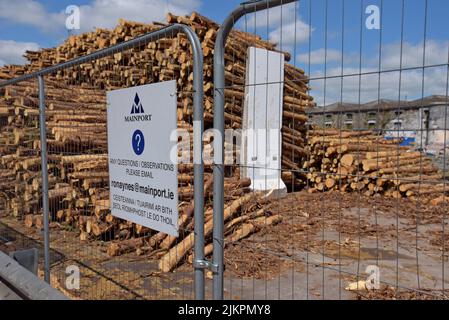 Une grosse pile de bois provenant de l'industrie de la foresty irlandaise attendant son expédition au port de Cork, Cork, Irlande. Juillet 2022 Banque D'Images