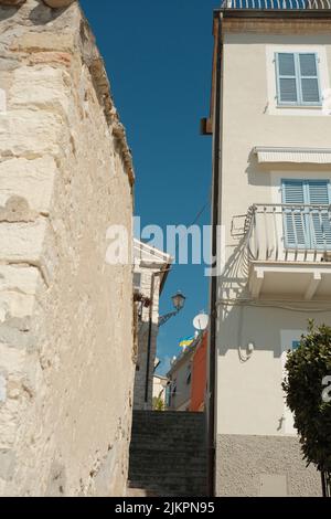 A vertical view of narrow steps between medieval stone buildings in Assisi, Italy Banque D'Images