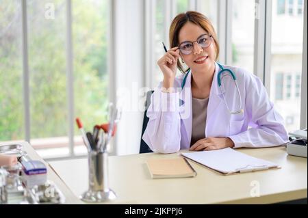 Smiling medical médecin femme dans le bureau Banque D'Images