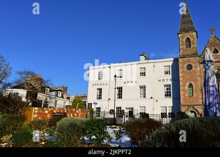 Vue sur Tay Terrace Dunkeld en hiver. Montre Atholl Arms Hotel et Jeffreys Interiors shop (dans l'ancienne église). Banque D'Images