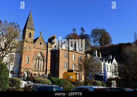 Vue sur Tay Terrace Dunkeld. Montre l'hôtel Atholl Arms, la boutique Jeffreys Interiors (dans l'ancienne église) et l'hôtel Taybank. Voitures garées au premier plan. Banque D'Images