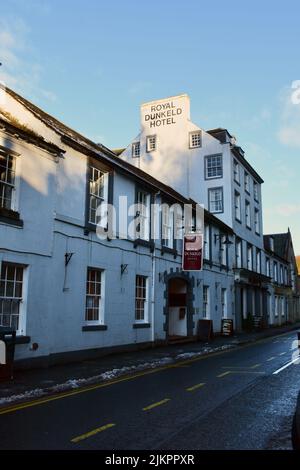 Le Royal Dunkeld Hotel est l'un des principaux hôtels de cette jolie ville riveraine d'Écosse. Banque D'Images