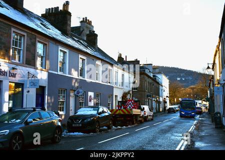 La vue sur la rue principale à Dunkeld en hiver. Banque D'Images