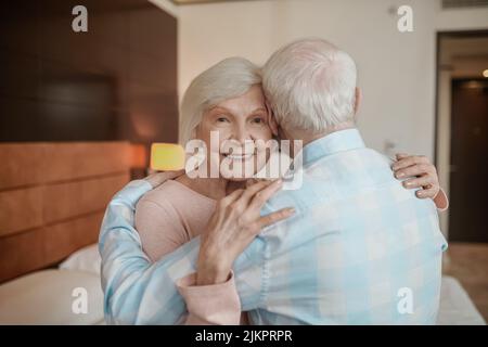 Couple aux cheveux gris qui se sent heureux Banque D'Images