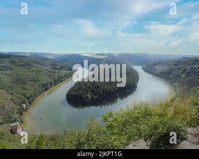 Vue sur la boucle Saale dans la mer de Thuringe. Forêt de Thuringe. Point de vue et sentier de randonnée sur le Teufelskanzel près de Ziegenrück. Lac, rivière, panor Banque D'Images