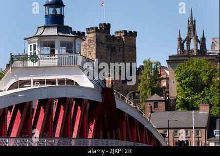 Le pont tournant, la cathédrale Saint-Nicolas et le donjon du château, le quai de Newcastle Gateshead Banque D'Images