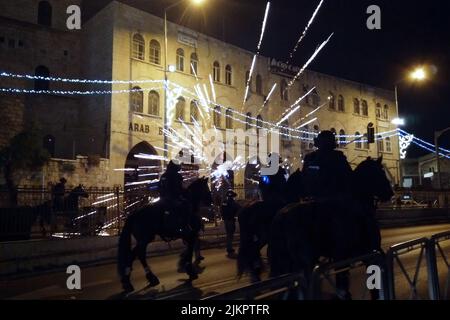 Les Palestiniens incendient des pétards contre des policiers israéliens alors que des émeutiers palestiniens s'affrontent contre la police israélienne dans la rue du Sultan Suleiman, près de la porte de Damas, à Jérusalem-est, sur 09 mai 2021, à Jérusalem, en Israël. De violents affrontements ont éclaté au cours des dernières nuits entre Palestiniens et forces de sécurité à l'extérieur de la vieille ville de Jérusalem, dans un contexte de colère croissante face à l'éviction potentielle de Palestiniens de maisons sur des terres revendiquées par des colons juifs dans le quartier de Sheikh Jarrah. Banque D'Images