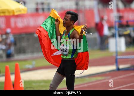 Surakarta, Indonésie. 3rd août 2022. Kyaw Kyaw Win du Myanmar célèbre après avoir remporté la finale masculine d'athlétisme 400m T44/62/64 aux Jeux Para 2022 de l'ANASE à Surakarta, Java central, Indonésie, le 3 août 2022. Credit: Zulkarnain/Xinhua/Alamy Live News Banque D'Images