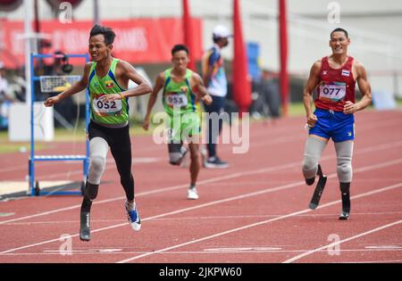 Surakarta, Indonésie. 3rd août 2022. Kyaw Kyaw Win (L) du Myanmar est en compétition lors de la finale masculine d'athlétisme du 400m T44/62/64 aux Jeux Para 2022 de l'ANASE à Surakarta, Central Java, Indonésie, le 3 août 2022. Credit: Zulkarnain/Xinhua/Alamy Live News Banque D'Images