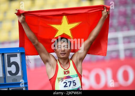 Surakarta, Indonésie. 3rd août 2022. L'ONG Xuan Doan du Vietnam réagit après avoir remporté la finale masculine de saut en hauteur F44 de l'athlétisme lors des Jeux Para 2022 de l'ANASE à Surakarta, Central Java, Indonésie, le 3 août 2022. Credit: Zulkarnain/Xinhua/Alamy Live News Banque D'Images