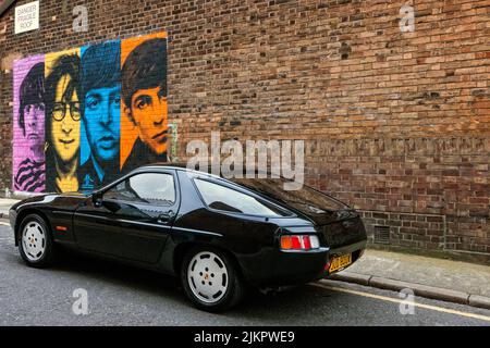 Ex George Harrison 1980 Porsche 928S a été autographié à Liverpool 20/11/2021 Banque D'Images