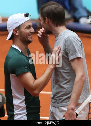 Alexandre Bublik du Kazakhstan et Miomir Kecmanovic de Serbie pendant le tournoi de tennis Mutua Madrid ouvert 2022 sur 3 mai 2022 au stade Caja Magica à Madrid, Espagne - photo Laurent Lairys / DPPI Banque D'Images
