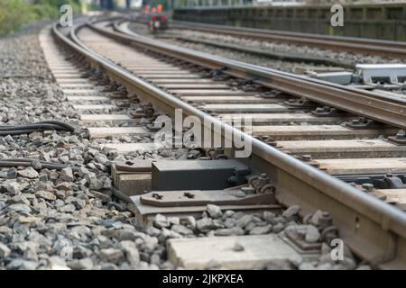 gros plan des détails d'une voie ferrée sur des traverses en béton Banque D'Images