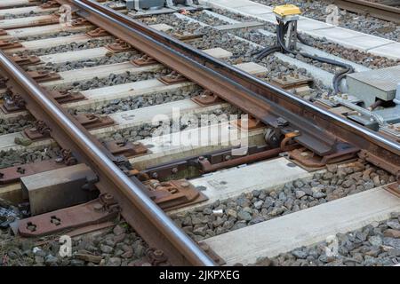 gros plan des détails d'une voie ferrée sur des traverses en béton Banque D'Images