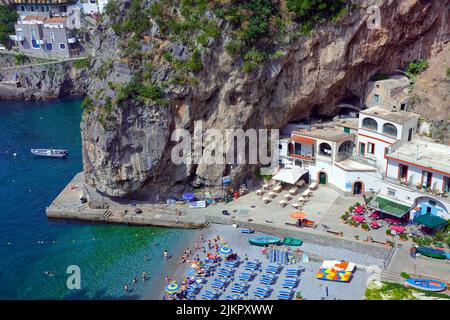 Plage de Fur, vue depuis la célèbre route panoramique Amalfi SS163, côte amalfitaine, site classé au patrimoine mondial de l'UNESCO, Campanie, Italie, Europe Banque D'Images