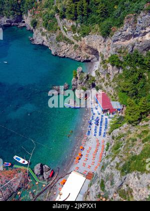 Plage de Fur, vue depuis la célèbre route panoramique Amalfi SS163, côte amalfitaine, site classé au patrimoine mondial de l'UNESCO, Campanie, Italie, Europe Banque D'Images