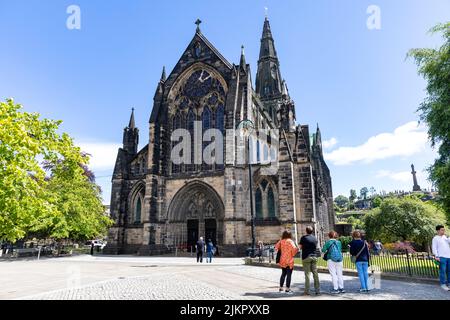 Extérieur de la cathédrale de Glasgow et entrée principale, visiteurs et touristes admirent l'architecture gothique, centre-ville de Glasgow, Écosse, Royaume-Uni été 2022 Banque D'Images