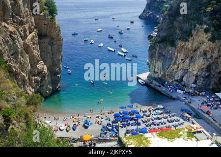 Plage de Fur, vue depuis la célèbre route panoramique Amalfi SS163, côte amalfitaine, site classé au patrimoine mondial de l'UNESCO, Campanie, Italie, Europe Banque D'Images