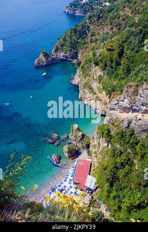 Vue depuis la célèbre route panoramique d'Amalfi SS163 sur une plage et la côte pittoresque, Amalfi, côte amalfitaine, site classé au patrimoine mondial de l'UNESCO, Campanie, Italie Banque D'Images