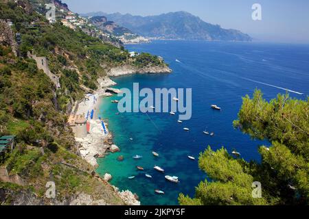 Vue depuis la célèbre route panoramique d'Amalfi SS163 sur une plage et la côte pittoresque, Amalfi, côte amalfitaine, site classé au patrimoine mondial de l'UNESCO, Campanie, Italie Banque D'Images