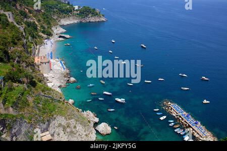 Vue depuis la célèbre route panoramique d'Amalfi SS163 sur une plage et la côte pittoresque, Amalfi, côte amalfitaine, site classé au patrimoine mondial de l'UNESCO, Campanie, Italie Banque D'Images