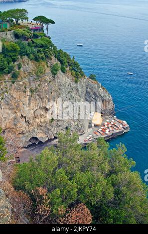 Vue depuis la célèbre route panoramique d'Amalfi SS163 sur une plage et la côte pittoresque, Amalfi, côte amalfitaine, site classé au patrimoine mondial de l'UNESCO, Campanie, Italie Banque D'Images