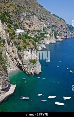 Vue depuis la célèbre route panoramique d'Amalfi SS163 sur une plage et la côte pittoresque, Amalfi, côte amalfitaine, site classé au patrimoine mondial de l'UNESCO, Campanie, Italie Banque D'Images