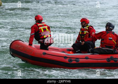 Équipe d'urgence, formation à la manutention des bateaux, Menai Strait, Anglesey, Nord du pays de Galles, Banque D'Images