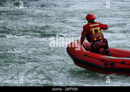 Équipe d'urgence, formation à la manutention des bateaux, Menai Strait, Anglesey, Nord du pays de Galles, Banque D'Images