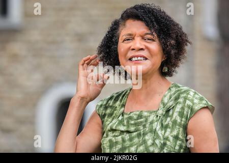 Chi Onwurah, politicien du Parti travailliste britannique, député Newcastle upon Tyne Central, souriant pendant une interview Banque D'Images