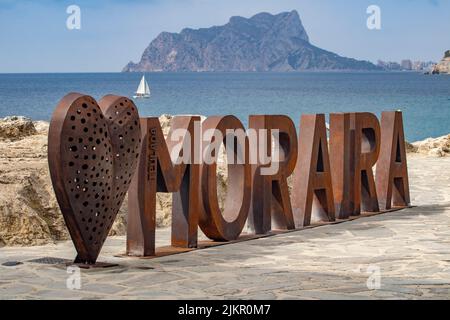 Sculpture métallique, Moraira, Costa Blanca, Espagne avec le rocher de Calpe (Penyon de ifach) en arrière-plan. Copier l'espace Banque D'Images