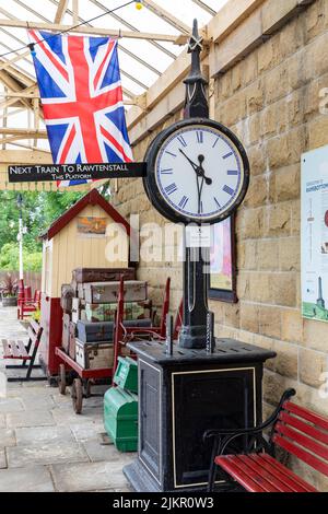 La gare de Ramsbottom sur le chemin de fer East Lancs est une gare classée au patrimoine, plate-forme de la gare avec des installations traditionnelles et millésimes, Royaume-Uni Banque D'Images