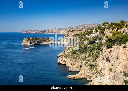 Vue vers Granadella depuis Cap de la Nau (Cabo de la Nao), Java (Xabia), Espagne. Copier l'espace Banque D'Images