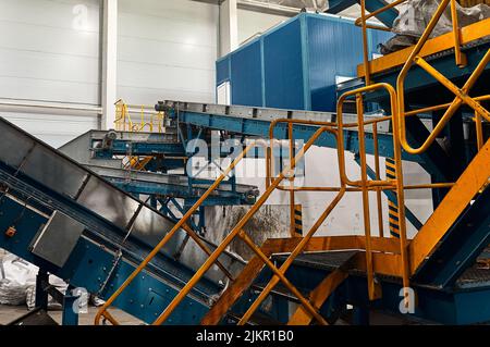 Grande usine de convoyeurs pour le tri et le traitement des déchets ménagers. Banque D'Images