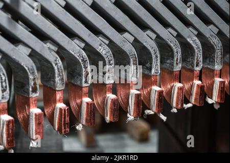 Groupe de détails métalliques colorés du moteur électrique à l'usine Banque D'Images