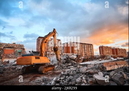 Pelle hydraulique avec presses à concasseur pile de ciment renforcé Banque D'Images