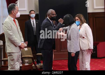 Taipei, République de, Chine. 03rd août 2022. Gregory Meeks, représentant des États-Unis, à gauche, coude bosses le président de Taïwan Tsai ing Wen, au centre, comme la Présidente des États-Unis Nancy Pelosi, à droite, présente sa délégation au bureau présidentiel, 3 août 2022, à Taipei, Taïwan. Crédit : Simon Liu/Bureau présidentiel de Taïwan/Alamy Live News Banque D'Images