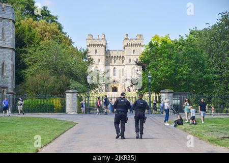 Des policiers armés patrouillent sur les terrains à l'extérieur du château de Windsor, le 13 juin 2021. Windsor, Royaume-Uni. Banque D'Images