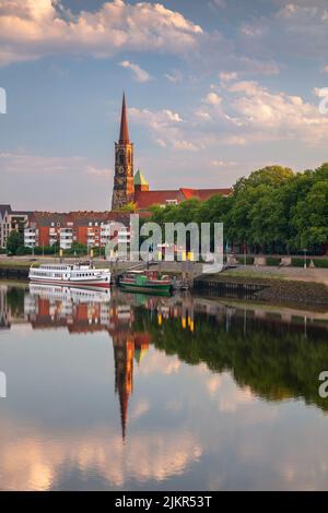 Brême, Allemagne. Image de paysage urbain du bord de la rivière Bremen, en Allemagne, avec reflet de l'église Saint-Stephani dans la rivière Weser au lever du soleil d'été. Banque D'Images