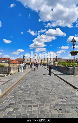 Würzburg, Allemagne - juin 2022 : ancien pont principal appelé 'Alte Mainbrücke', symbole de la ville et célèbre attraction touristique Banque D'Images